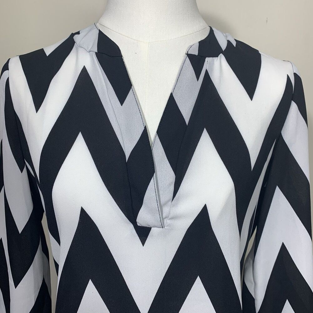 Charlotte Russe Blouse Womens Small Black White Chevron Roll Tab V-Neck Top - Picture 2 of 6